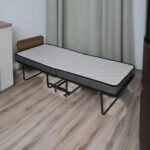 Artekko Μεταλλικό Πτυσσόμενο Κρεβάτι Τύπου Ράντζο με Σπαστό Στρώμα με MDF Πλάτη (190x80x70)cm Κλειστό (80x40x120)cm