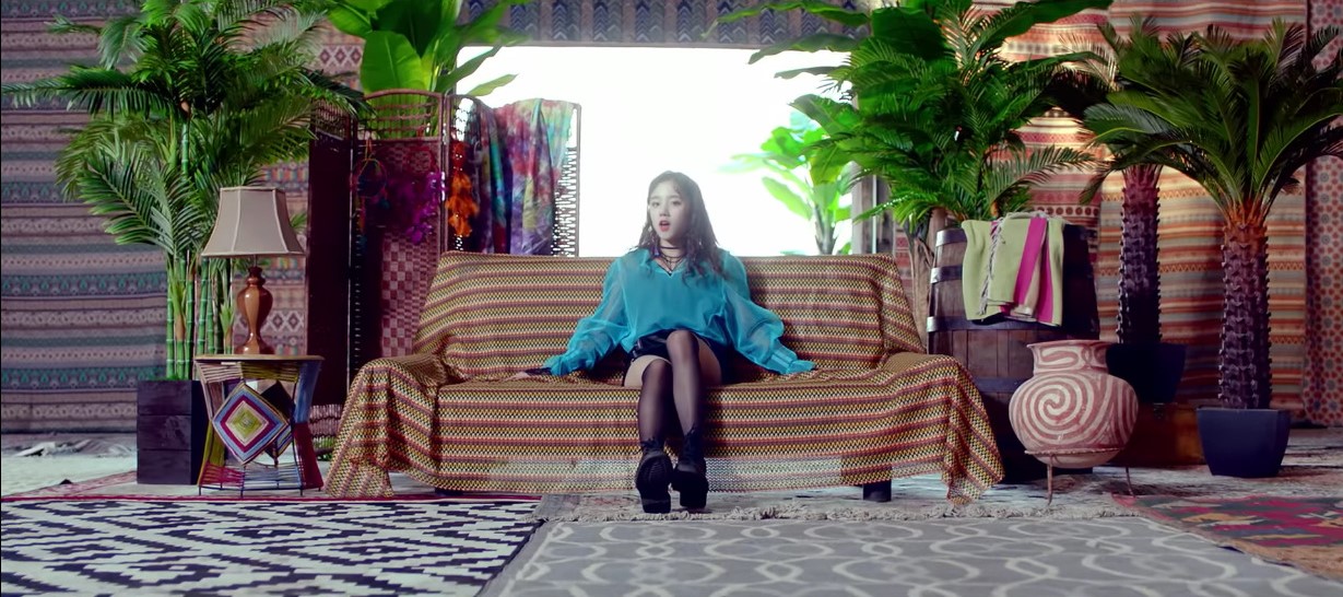 (G)I-DLE “LATATA” MV  | Yuqi’s Outfit