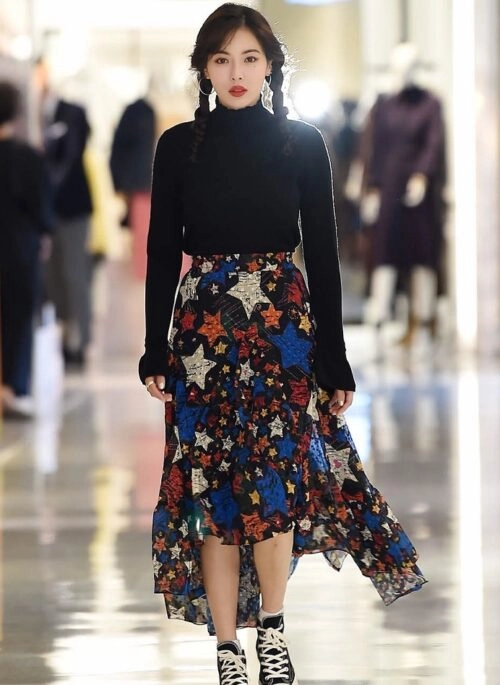 Black Asymmetrical Star Print Skirt | Hyuna