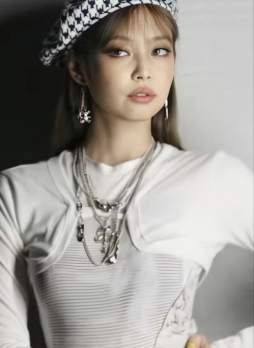 White Irregular Cut Printed T-Shirt | Jennie – BlackPink