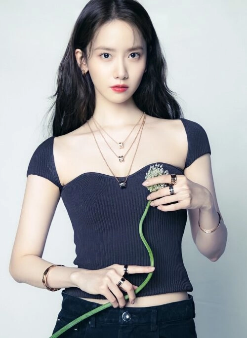 Black Sweetheart Neckline Top | Yoona – Girls Generation