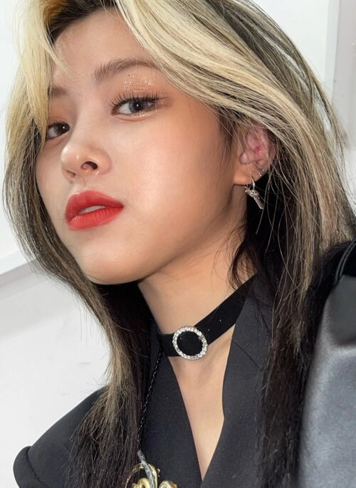 Black Crystal Velvet Strap Choker | Ryujin – ITZY