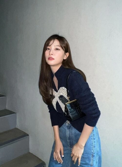 Navy Blue Beaded Bow Sweater | Seulgi – Red Velvet