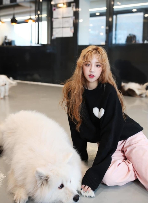 Black Heart Crossed-Back Sweatshirt | Yuqi – (G)I-DLE