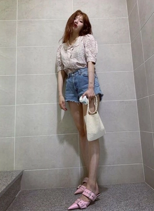 Beige Short Sleeved Floral Blouse | Hyuna