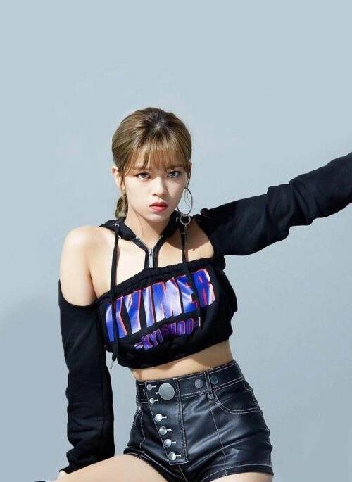 Black Buttoned Leather Shorts | Jeongyeon – Twice