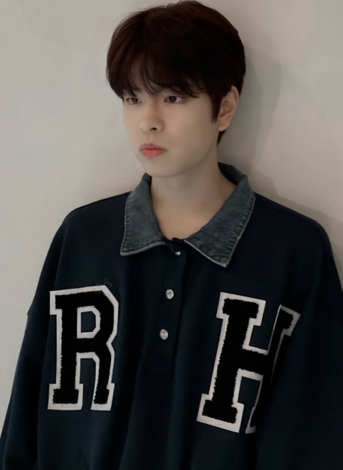 Black Denim Collared Sweater | Seungmin – Stray Kids