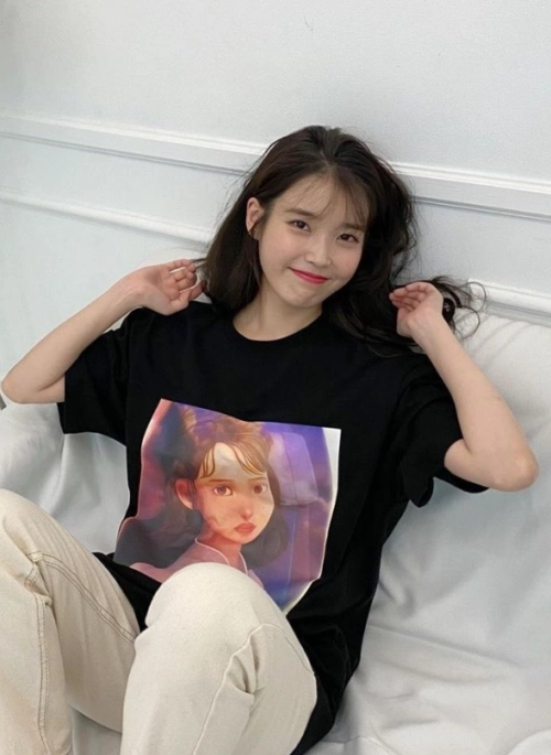 Black “Eight” Album Cover Printed T-Shirt | IU