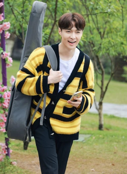 Black And Yellow Contrast Striped Cardigan | Lay – EXO