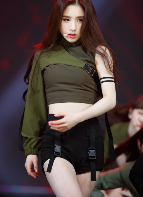 Black Buckle Shorts | Heejin – Loona