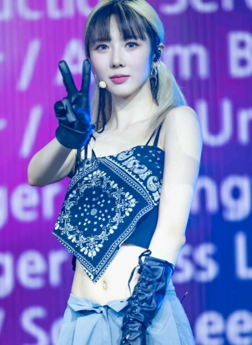 Black Bandana Pattern Crop Top | Yoohyeon – Dreamcatcher