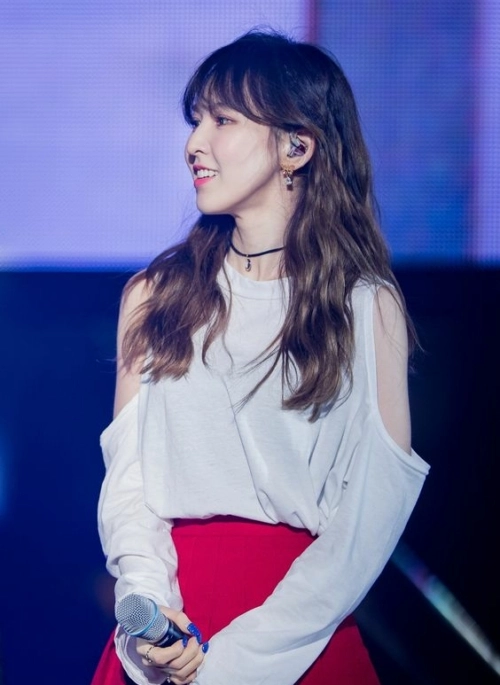 White Cut-Out Shoulder T-Shirt | Wendy – Red Velvet