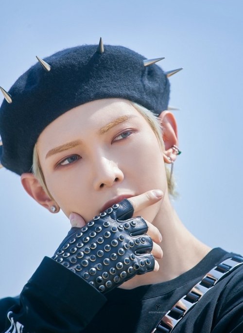 Black Studded Half-Finger Gloves | Yeosang – ATEEZ