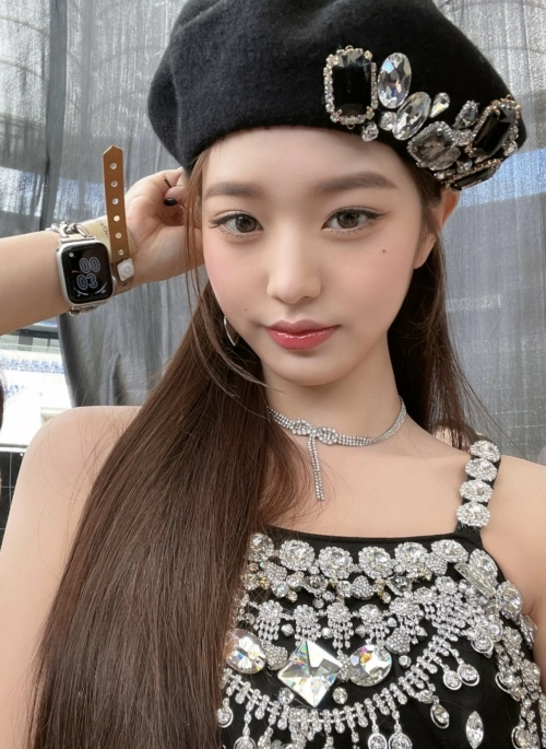 Rhinestone Bejeweled Black Beret Hat | Wonyoung – IVE