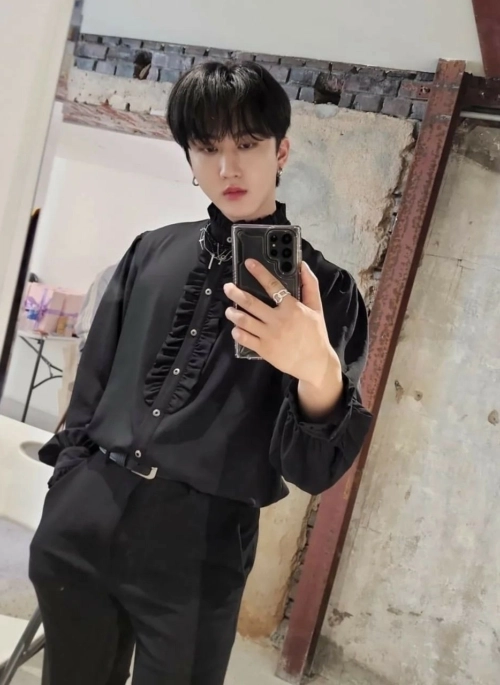 Black Ruffled Vampire Shirt | Changbin – Stray Kids