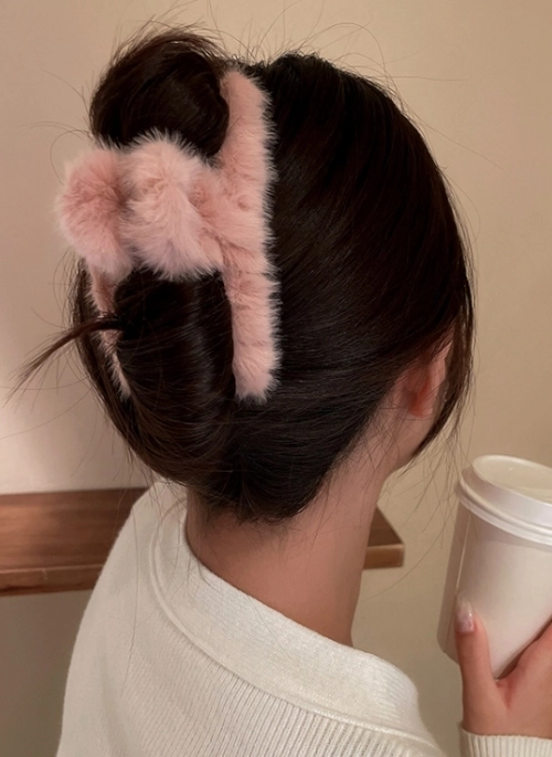 Pink Large Fur Hair Clip | IU