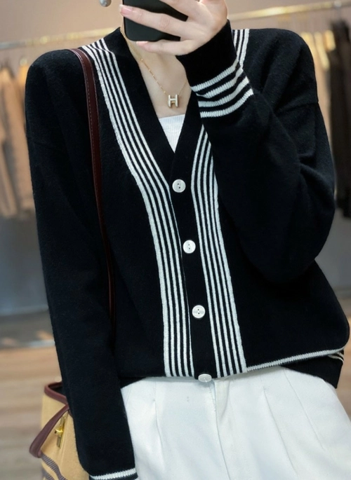 Black V-Neck Vertical Stripe Cardigan | LeeKnow – Stray Kids