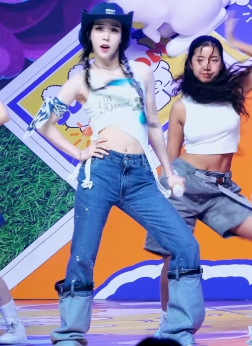 Blue Two-Tone Detachable Jeans | Moonbyul – Mamamoo