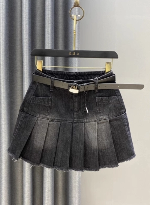 Black Pleated Denim Mini Skirt | Haerin – NewJeans