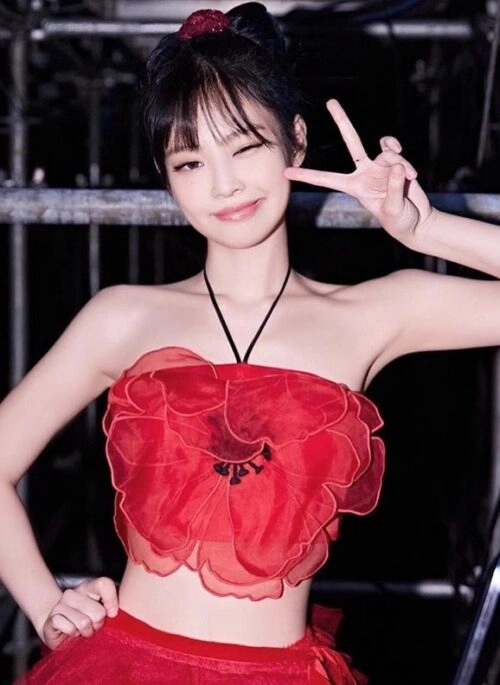 Red Tulle Floral Halter Crop Top | Jennie – BlackPink