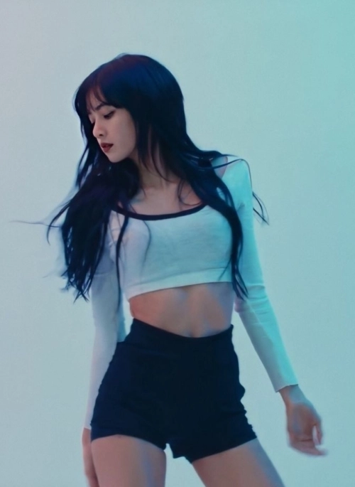 White Low-Neck Long Sleeve Crop Top | Lisa – BlackPink