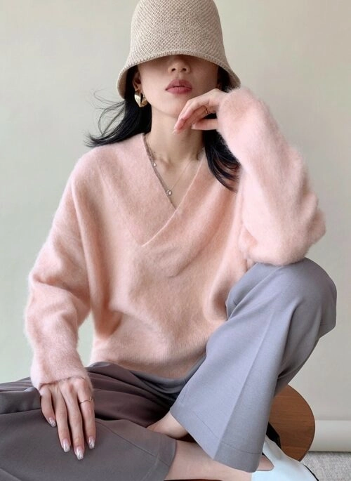 Pink Wide V-Neck Mohair Sweater | Cheon Da Hye – Queen Of Tears