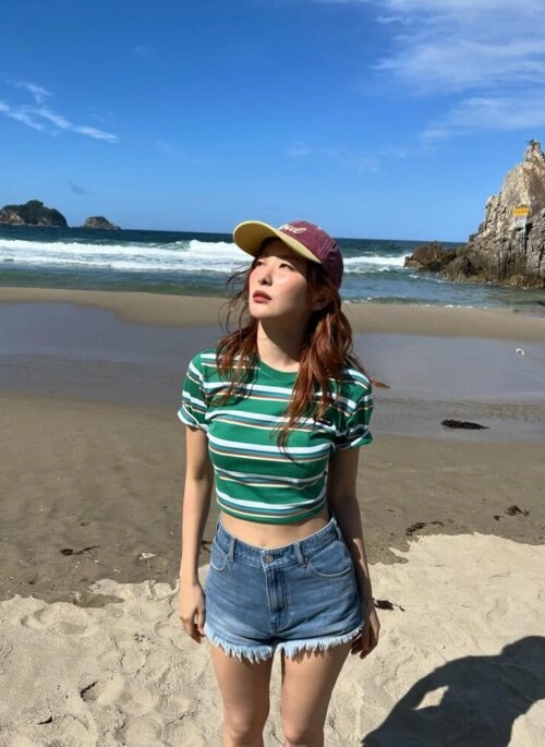 Green Stripes Crewneck T-Shirt | Seulgi – Red Velvet