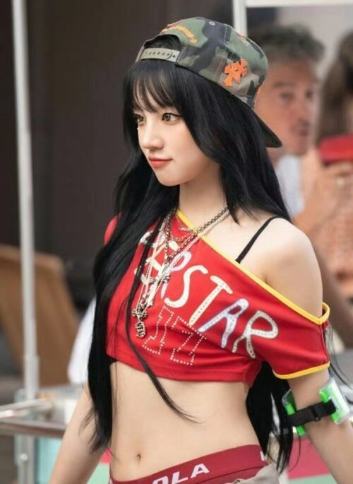 Red Off-Shoulders Superstar Crop Top | Yuqi – (G)I-DLE