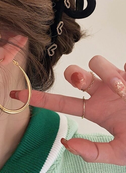 Gold Oval Sleek Hoop Earrings | Soyeon – (G)I-DLE