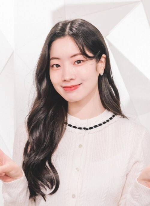 White Chained Collar Lace Blouse | Dahyun – Twice