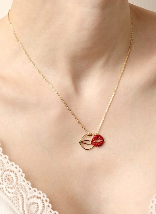 Gold Kiss Mark Pendant Chain Necklace | Irene – Red Velvet