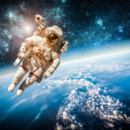 Πινακας σε καμβά ASTRONAUT OVER EARTH - Διαστημα και Τεχνολογια Sticky 4