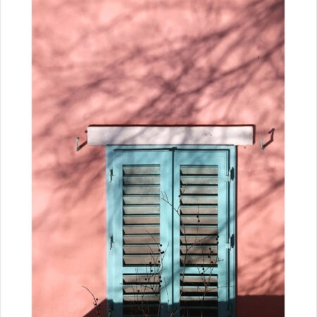 Πόστερ WINDOW ON PINK WALL - Πολεις - Χαρτες Sticky 2