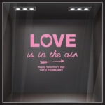 Αυτοκoλλητο Βιτρίνας LOVE IN THE AIR ARROW