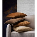 RUSSET B ΔΙΑΚΟΣΜΗΤΙΚΟ ΜΑΞΙΛΑΡΙ 50x50 ΒΑΜΒΑΚΙ CARAMEL ΜΠΕΖ ΒΙΣΚΟΖΗ