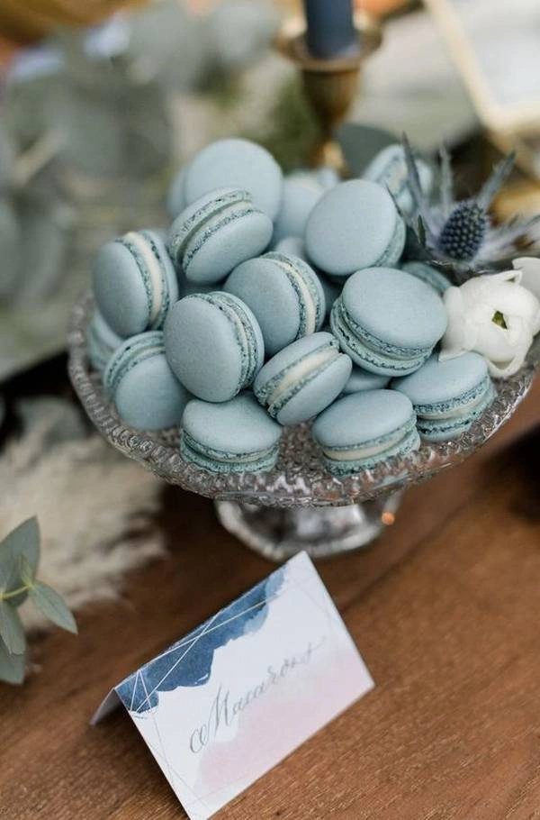 Μπλέ macaron σε γυάλιονο βάζο πάνω στο τραπέζι