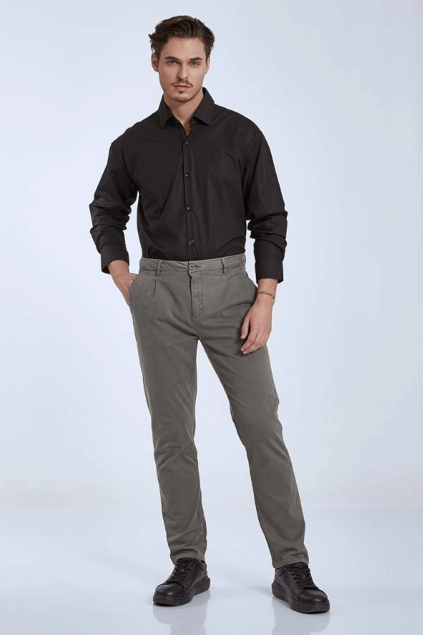 Ανδρικό chino σε γκρι, ελαφρύ cotton-blend, ιδανικό για casual ή smart-casual ντύσιμο γάμου.