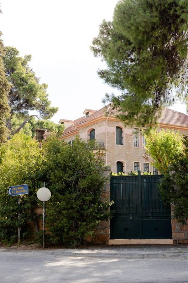 Δικαιολογητικά για πολιτικό γάμο: Ο πλήρης οδηγός (2025) 7 Φωτογραφία της εισόδου ενός δημαρχείου με πράσινη πύλη και πινακίδα οδού