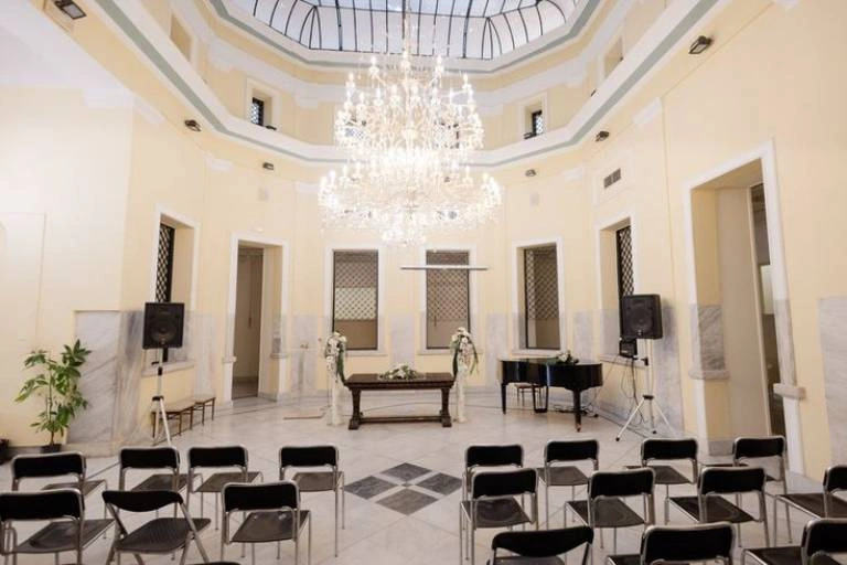 Πολιτικός γάμος: Ο απόλυτος οδηγός για το 2025 3 Ο χώρος της τελετής στη Δημοτική Πινακοθήκη Πειραιά, διακοσμημένος για πολιτικό γάμο.