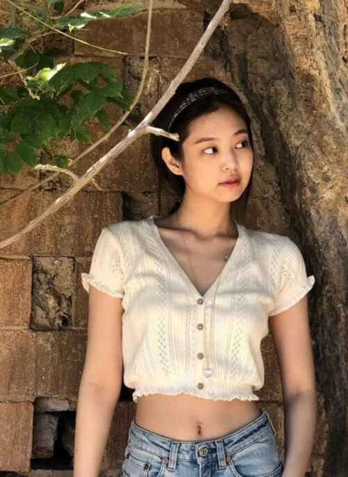 White V-Neck Knit Crop Top | Jennie – BlackPink