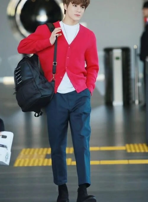 Red Knitted V-Neck Cardigan | Jeno – NCT