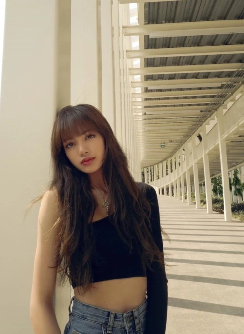 Black One Side Off-Shoulder Crop Top | Lisa – BlackPink