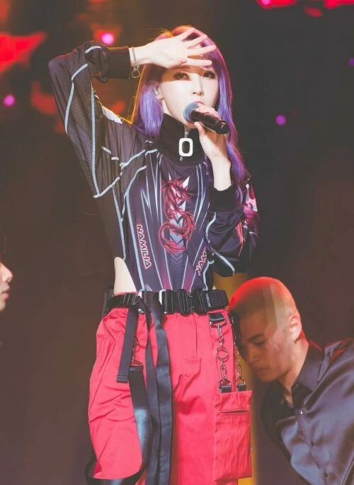 Red Chain Jogger Pants | Moonbyul – Mamamoo