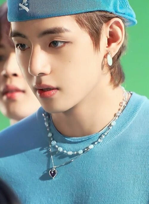 Blue Color-Changing Heart Necklace | Taehyung – BTS