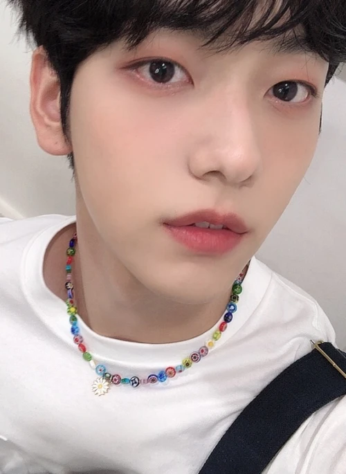 Multicolored Daisy Pendant Beaded Necklace | Soobin – TXT