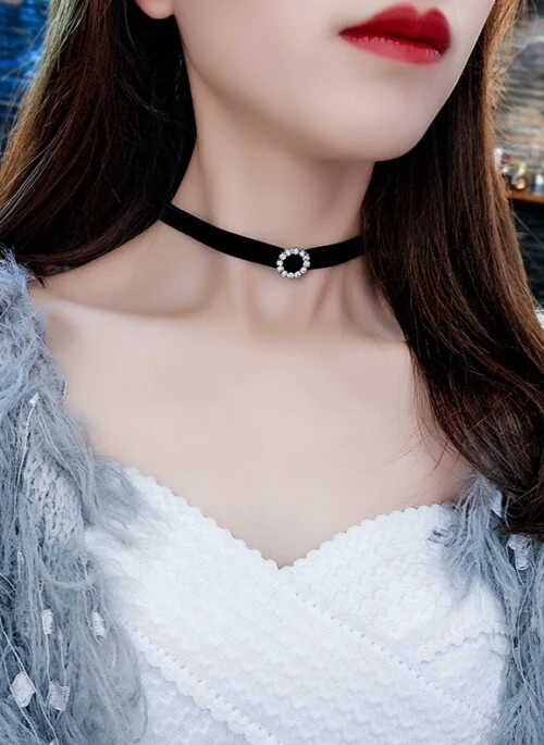 Black Crystal Velvet Strap Choker | Ryujin – ITZY