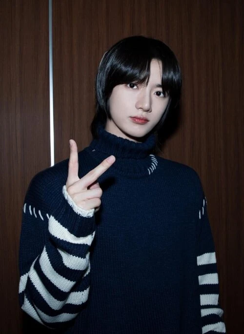 Black Stripe Stitched Sweater | Beomgyu – TXT