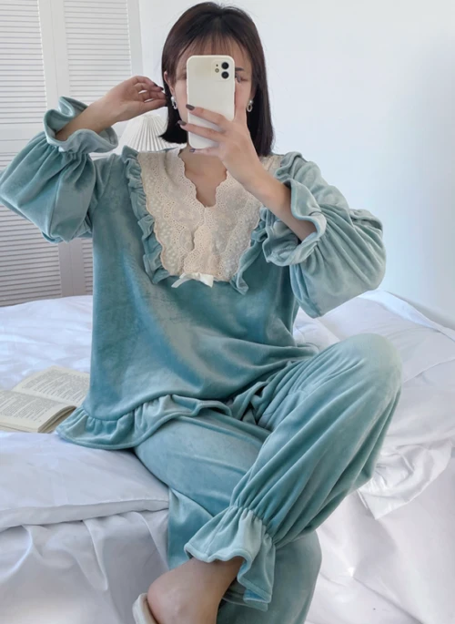 Green Lace Velvet Loose Pajama Set | Onda - Everglow