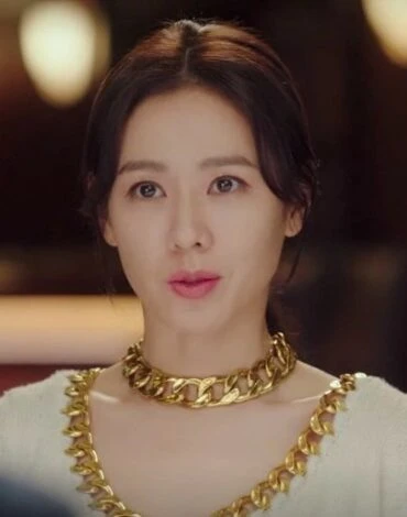 Elegant in Gold Chains Vibes – Yoon Se Ri