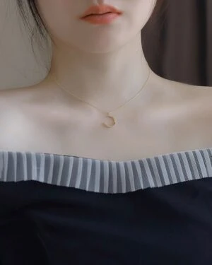 Gold Crescent Moon Necklace | Solar - Mamamoo